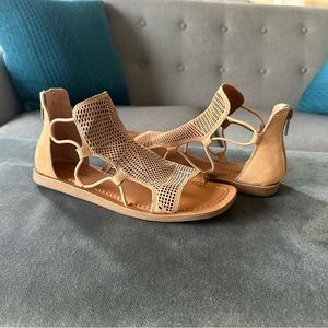 Lucky Brand Women's Bartega Gladiator Sandal Flat - size 8